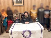 قحبہ خانے پر چھاپا؛ ملزمان نے گھروں میں سرنگیں بنا رکھی تھیں؛ ویڈیو دیکھیں