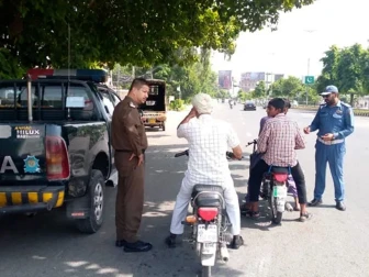 شہری کے نام پر 421 گاڑیاں، لاکھوں کے چالان  دیکھ کر پولیس حیران