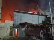 کراچی، لانڈھی ایکسپورٹ پروسیسنگ زون میں فیکٹریوں میں لگی آگ تاحال بجھ نہ سکی، ایک فیکٹری مکمل تباہ