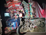 حادثے کا ذمہ دار ٹرک جائے وقوعہ پر کھڑا ہے (فوٹو ایکسپریس)