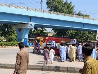 لاڑکانہ: موٹر سائیکل سوار مسلح افراد کی کار پر سرعام اندھا دھند فائرنگ، 4 افراد جاں بحق