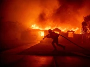 لاس اینجلس میں بدترین تاریخی آگ، لوٹ مار پر کرفیو نافذ، نیشنل گارڈز تعینات