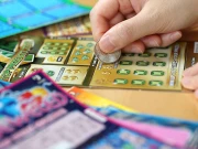 تحفے میں ملنے والے لاٹری کے ٹکٹ نے لاکھوں ڈالر جتوا دیے