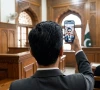 عدالت میں دوران سماعت سیلفیاں بنانا وکیل کو مہنگا پڑ گیا