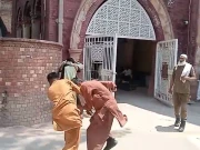 لاہور ہائیکورٹ میدان جنگ بن گیا، دو گروپس آپس میں لڑ پڑے