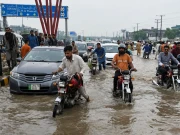 لاہور سمیت پنجاب کے مختلف علاقوں میں موسلادھار بارش، نشیبی علاقے زیر آب، شاہراہیں ڈوب گئیں
