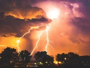 سرائے مغل؛ پٹرول پمپ پر آسمانی بجلی گرگئی 