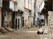 کھارادر میں خالی گئی عمارت کے مکین دوسرے روز بھے کھلے آسمان تلے پڑے رہے