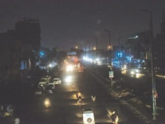 کراچی، مختلف علاقوں میں طویل لوڈشیڈنگ کے باعث گرمی سے شہری بے حال ہو گئے