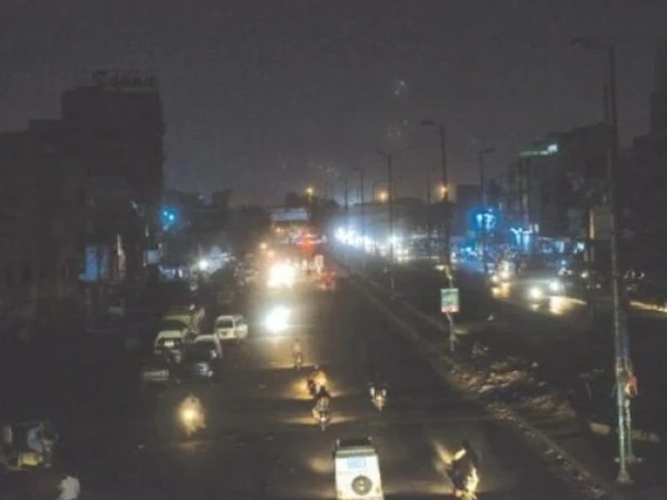 کراچی، مختلف علاقوں میں طویل لوڈشیڈنگ کے باعث گرمی سے شہری ب