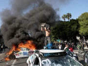 ٹرمپ کی متنازع امیگریشن پالیسیوں کیخلاف پرتشدد مظاہرے؛ گاڑیاں نذر آتش