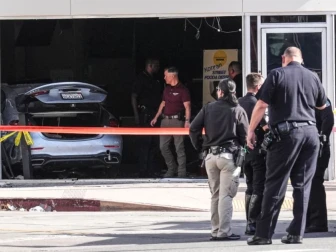 تیز رفتار گاڑی بے قابو ہو کر گروسری اسٹور میں گھس گئی، 3 ہلاک متعدد زخمی