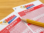 جوس خریدنے کے لیے رکنے والی خاتون لاکھوں ڈالر جیت گئی