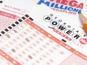 نانا کی قبر کے لیے پھول خریدنے والا نوجوان ہزاروں ڈالر جیت گیا