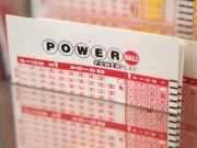 پہلی بار لاٹری کا ٹکٹ خریدنے والی خاتون پر قسمت مہربان