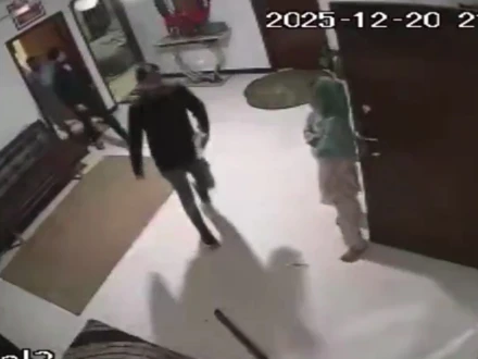 کراچی، کلفٹن میں فلیٹ سے زیورات، نقدی اور اہم فائلوں کی بڑی چوری، سی سی ٹی وی فوٹیج سامنے آ گئی