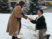 منگنی کی فوٹوشوٹ کرانیوالے جوڑے کی انگوٹھی برف میں کھوگئی