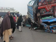 مردان روڈ پر خوفناک ٹریفک حادثہ، شدید دھند کے باعث ٹرک اور کوسٹر میں تصادم