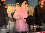 مریم نواز کی مری جاتے ہوئے چائے کے ڈھابے پر چائے بنانے کی ویڈیو وائرل