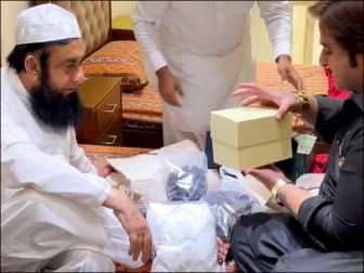 متنازع انفلوئنسر کاشف ضمیر کی مولانا طارق جمیل سے ملاقات، وائرل ویڈیو نے تہلکہ مچادیا