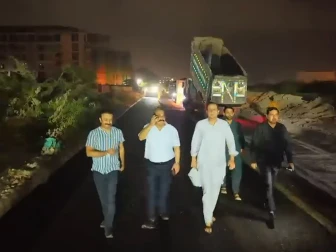 کراچی، میئر کراچی کا رات گئے ترقیاتی منصوبوں کا دورہ، کورنگی کی اہم زیر تعمیر سڑک کا جائزہ