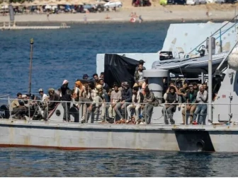 یونان کے قریب بڑا ریسکیو آپریشن، 131 تارکینِ وطن سمندر میں ڈوبنے سے بچا لیے گئے