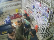 کراچی؛ سحری میں دودھ لینے آئے شہریوں سے لوٹ مار کی فوٹیج سامنے آگئی