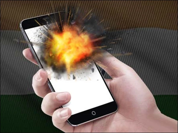 چھوٹی بچی کے ہاتھ میں موبائل فون خوفناک دھماکے سے پھٹ گیا، ویڈیو وائرل