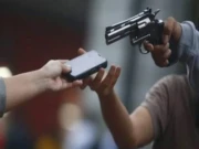 شہری کے اغوا، قیمتی موبائل چھینے میں ملوث  خاتون سمیت 4 افراد گرفتار