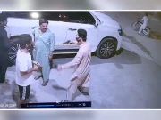 اتنی مہنگی گاڑی اور اتنا سستا فون؛مسلح ڈاکو  موبائل واپس پھینک گیا، ویڈیو دیکھیں