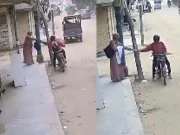 کراچی؛ سواری کی منتظر  لڑکی کو ایک ہی ڈاکو نے چند لمحوں میں 2 مرتبہ لوٹ لیا