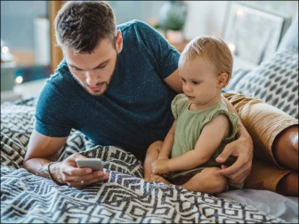 والدین کے موبائل استعمال کرنے کی عادت بچوں کے رویوں پر کس طرح اثر انداز ہوتی ہے؟