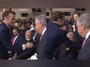 مودی کو پھر سبکی کا سامنا،  فرانسیسی  صدر نے سب سے  ہاتھ ملاتے ہوئے نظرانداز کردیا 