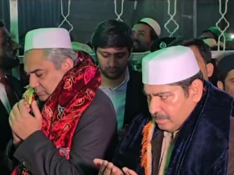 لاہور، سال نو پر داتا دربار میں خصوصی دعا میں وزیرداخلہ کی بھی شرکت