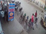 کراچی میں  ڈکیت شہری سے موٹرسائیکل چھین کر فرار؛ وڈیو وائرل