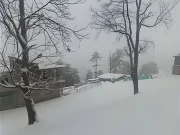 لاہور سمیت پنجاب میں بارش سے موسم مزید سرد، مری میں شدید برفباری سے رابطہ سڑکیں بند