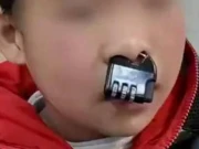 چین: شرارتی بچے نے ناک میں تالا لگا لیا، ویڈیو وائرل