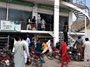 گجرات؛ آفس چھوڑنے آئے شوہر نے بیوی کو گولی مار کر خودکشی کرلی