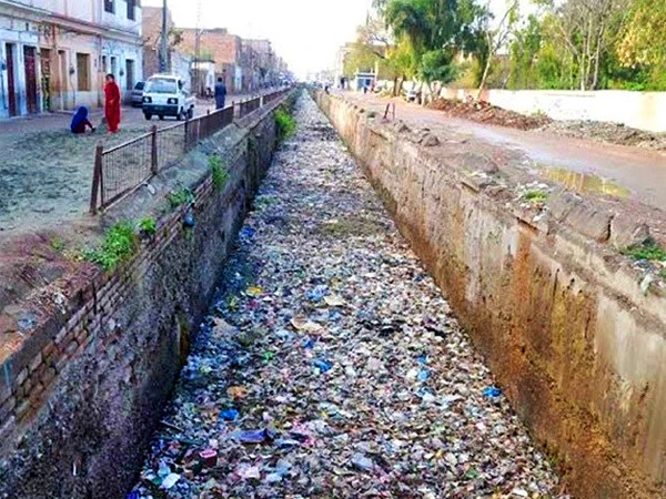 نہروں میں کچرا پھینکنے پر سخت قانون موجود، 10 برس سے زائد عر