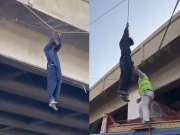 کراچی؛ نشے کا عادی شخص پل کی حفاظتی دیوار پھلانگ کر تاروں سے لٹک گیا، ویڈیو وائرل