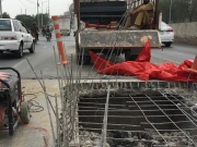 کراچی؛ نشئی افراد کے ہاتھوں سریے کی چوری، ناتھا خان پل پر کئی فٹ چوڑا گڑھا پڑگیا