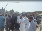 کراچی: گلشن حدید میں ڈکیتی مزاحمت پر شوروم مالک قتل، ورثا کا احتجاج، نیشنل ہوئی وے بلاک کردی