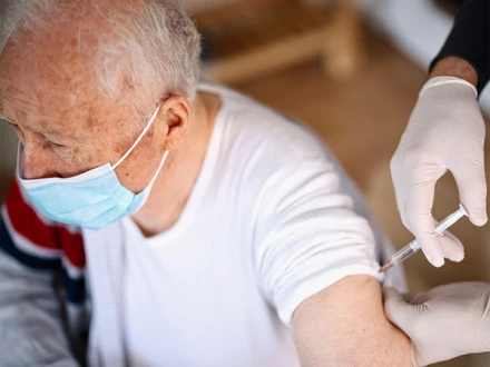 نزلے کا انجیکشن بوڑھے افراد میں کیا فائدہ رکھتا ہے؟