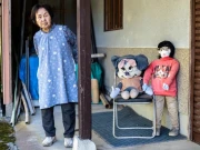 ایسا گاؤں جہاں تنہائی دور کرنے کیلئے جگہ جگہ گڑیائیں نصب ہیں