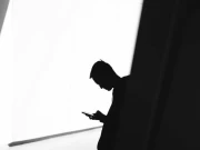 زیادہ دیر تک فون دیکھنے کیوجہ سے نوجوان فالج کا شکار ہوگیا