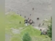 گاڑی دریائے نیلم میں جا گری، کراچی سے تعلق رکھنے والی 5 افراد جاں بحق 