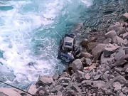 سیاحوں کی گاڑی دریائے نیلم میں جاگری، میاں بیوی جاں بحق، بچی زخمی