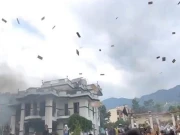 نیپال میں مظاہرین نے وزیر توانائی کی تجوری خالی کردی؛ پیسے ہوا میں اُڑا دیئے 