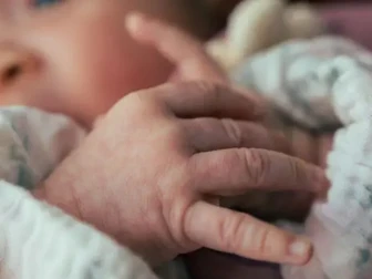 گجرات؛ نومولود جڑواں بہن بھائی کو ماں نے شاپنگ بیگ میں ڈال کر پھینک دیا