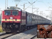 نوبیاہتا جوڑا تیز رفتار ٹرین کے دروازے پر خوش گپیوں میں مصروف تھا